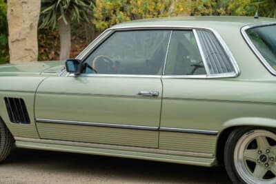 34万5000ドル（邦貨換算約5200万円）で落札されたメルセデス・ベンツ「450SLC 6.9 グリーンマシン」（C）bonhams