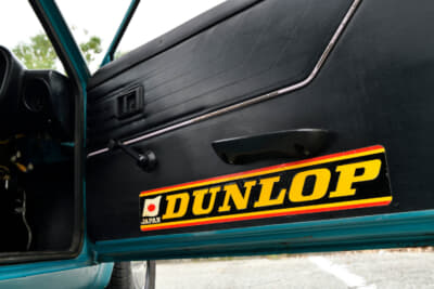 スズキ フロンテクーペ GX：往時のトレンドを再現したドアパネルの「DUNLOP」ステッカーはオーナーによる演出