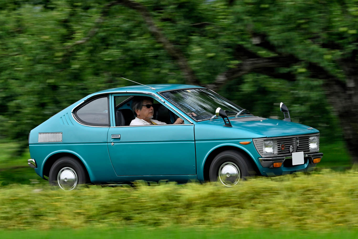 軽自動車初のスポーツカー、スズキ「フロンテクーペ」に試乗！ 2ストに