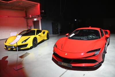 フェラーリ 488GTB（左）とSF90 ストラダーレ（右）