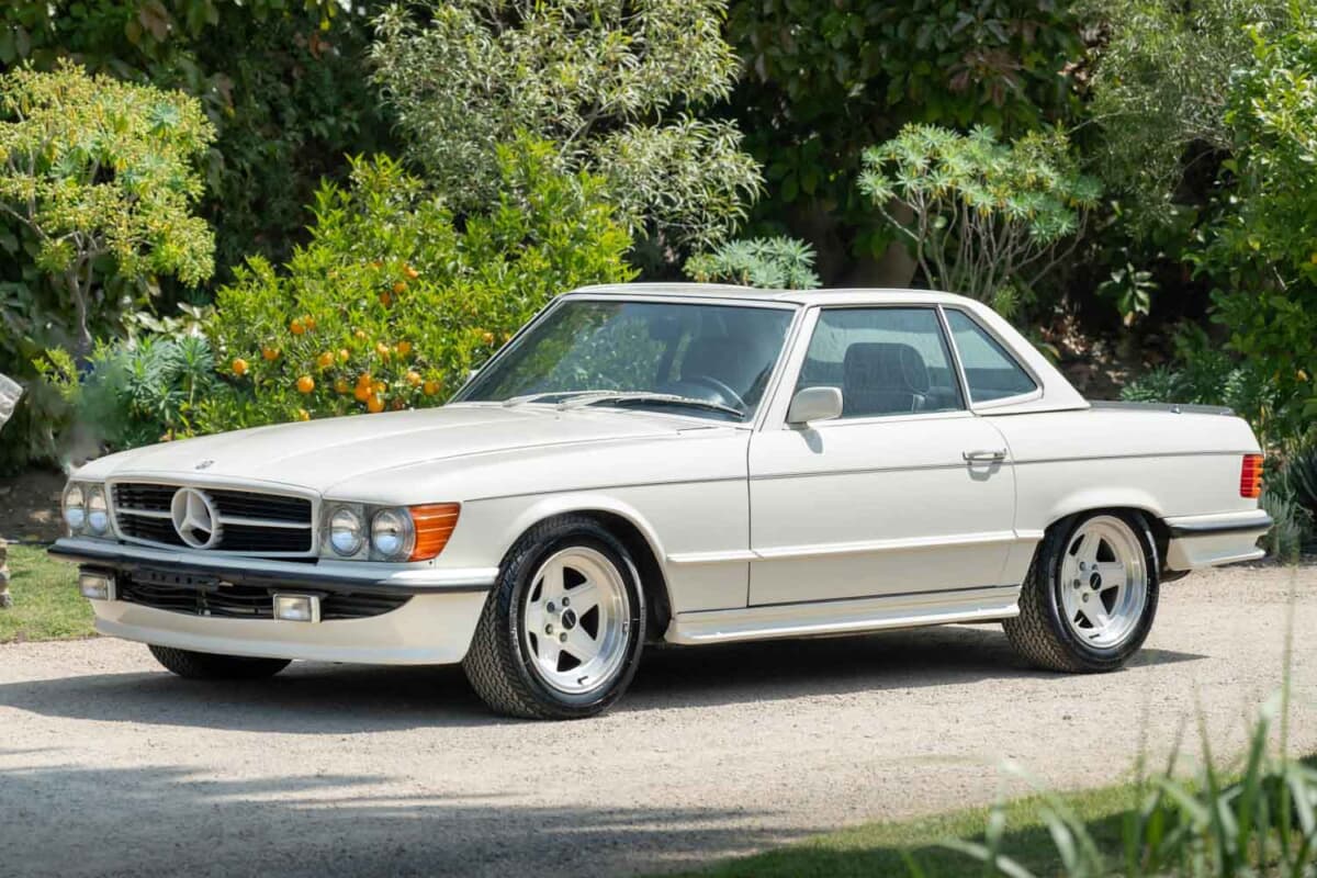 3万9100ドル（邦貨換算約580万円）で落札されたメルセデス・ベンツ「350SL ロードスター」（C）bonhams