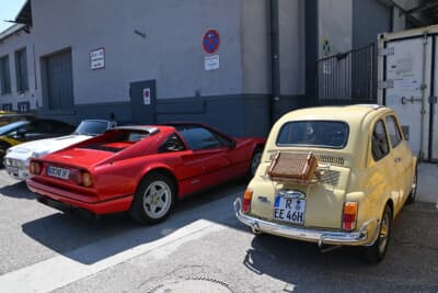 フェラーリ 328GTS（左）とフィアット 500（右）