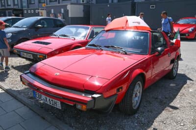 ベルトーネ X1/9（手前）とディーノ308GT4（奥）