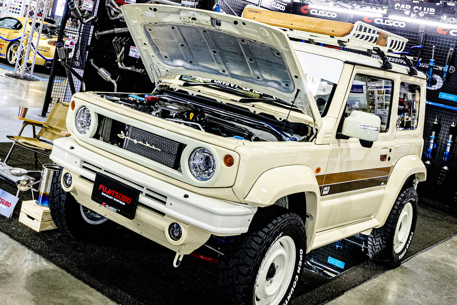 タイでは800万円の高級車！ スズキ「ジムニー」でクスコとフジツボが