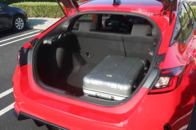 ホンダ シビック タイプR：カーゴスペース。ラージサイズ（預け荷物最大サイズ）のキャリーケー スも余裕で収まる。ただし2個並べてとなると、ちょっと厳しいか……