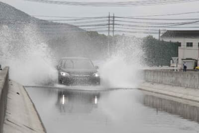 冠水した道路に突っ込むなんてのは自殺行為でしかない。水しぶきが上がらない程度の速度で走行するほうが、まだエンジン停止になる可能性は低い