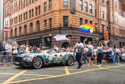 ベントレーはイギリス最大級のLGBTQ+のイベントであるマンチェスタープライドに参加した