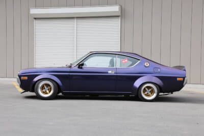 マツダ RX-4 ルーチェ：ほどよく下がった車高については、フロントにトヨタAE86用車高調サスペンションを加工して装着