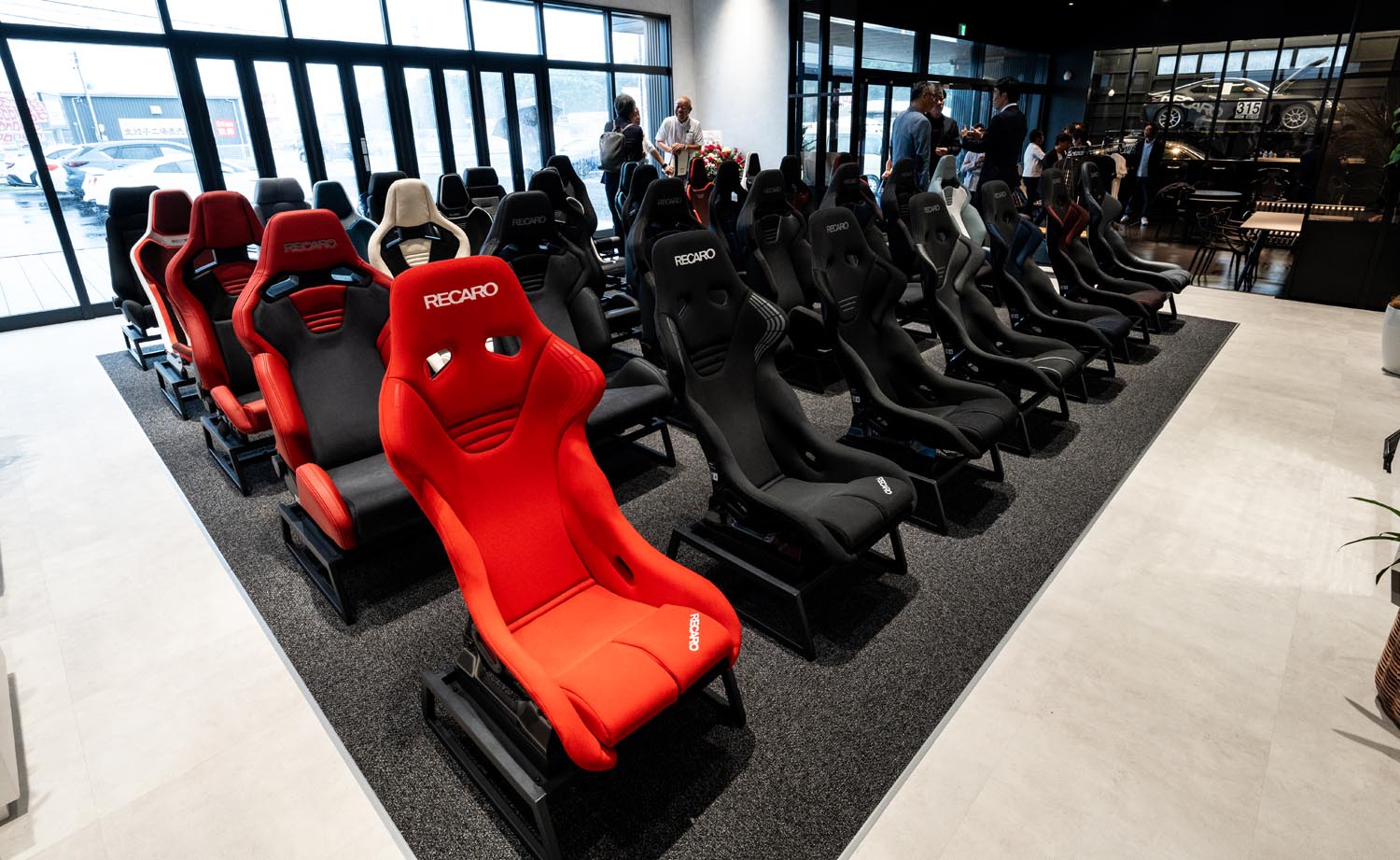 すべての「レカロシート」に実際に座って体感できるショールームが