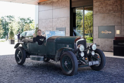 富士スピードウェイホテルを出発する1928年型のベントレー 4 1/2リッターはイギリスから参加のリチャードさん＆クリスチーヌさんご夫妻