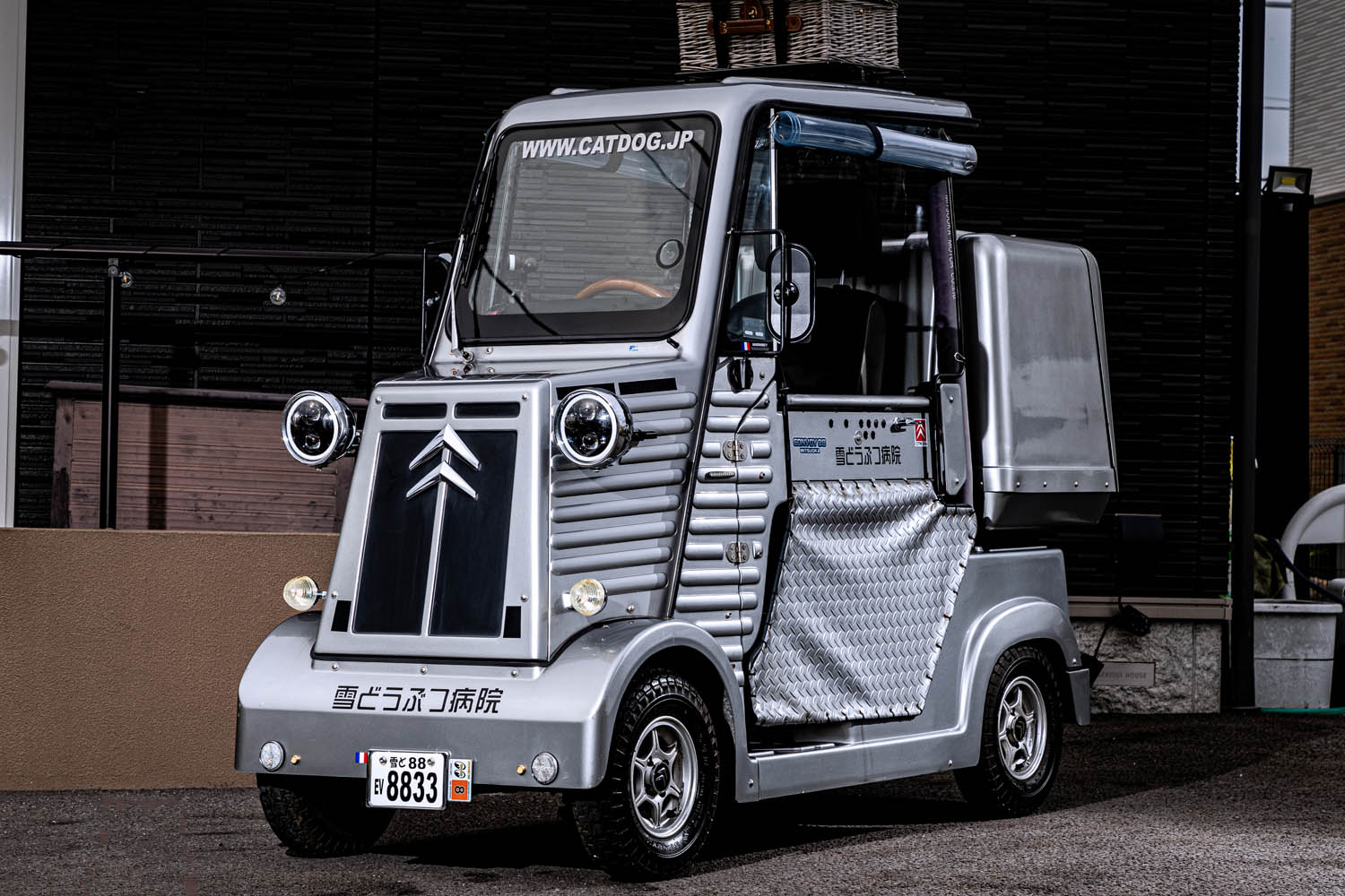 車幅たった88センチの四輪車！ シトロエン「Hトラック」風の光岡自動車「CONVOY 88」は時代を先取りしたマイクロEVでした【マイクロカー図鑑】  | AUTO MESSE WEB（オートメッセウェブ） 〜クルマを文化する 〜