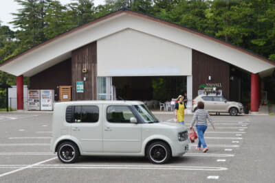 日産 2代目 キューブ：新潟県弥彦村の多目的施設「ヤホール」にて2024年5月3日に開催されたのが、「GFGS CARLIFE IN YAHIKO Vol.1」