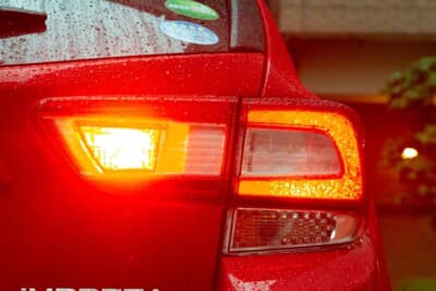 視界が悪くなってきたときこそ、まわりに自分の存在をアピールするため、リアフォグを点灯させる