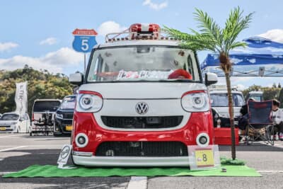 ダイハツ ムーヴ キャンバス：フロントスポイラーのダクトはハニカムメッシュを貼っている。中央のVWロゴはゴルフ7用だ