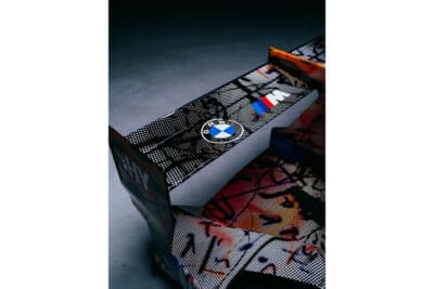 BMW M ハイブリッド V8：デジタル処理された写真にドット・グリッド、ネオンカラーのヴェール、そしてジュリー・メレツの作品に特徴的な黒いマーキングが幾重にも重ねられている