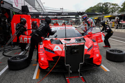 ピット作業を行う8号車