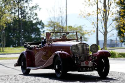 富士スピードウェイホテルを出発する1934年型ベントレー 3 1/2リッター ダービー