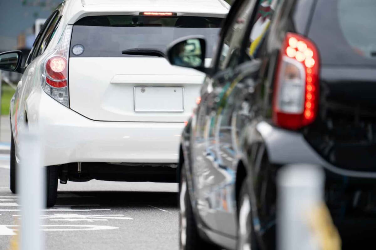 仕返しに急ブレーキをかけるのは、道路交通法24条（急ブレーキの禁止）に違反する場合も