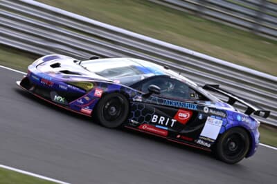 Team BRITは、独自のハンドコントロールユニットを装着した「マクラーレン570S GT4」2台をBEC最終戦で走らせる