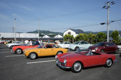 山形県内外から23台のクラシックカーが集まった