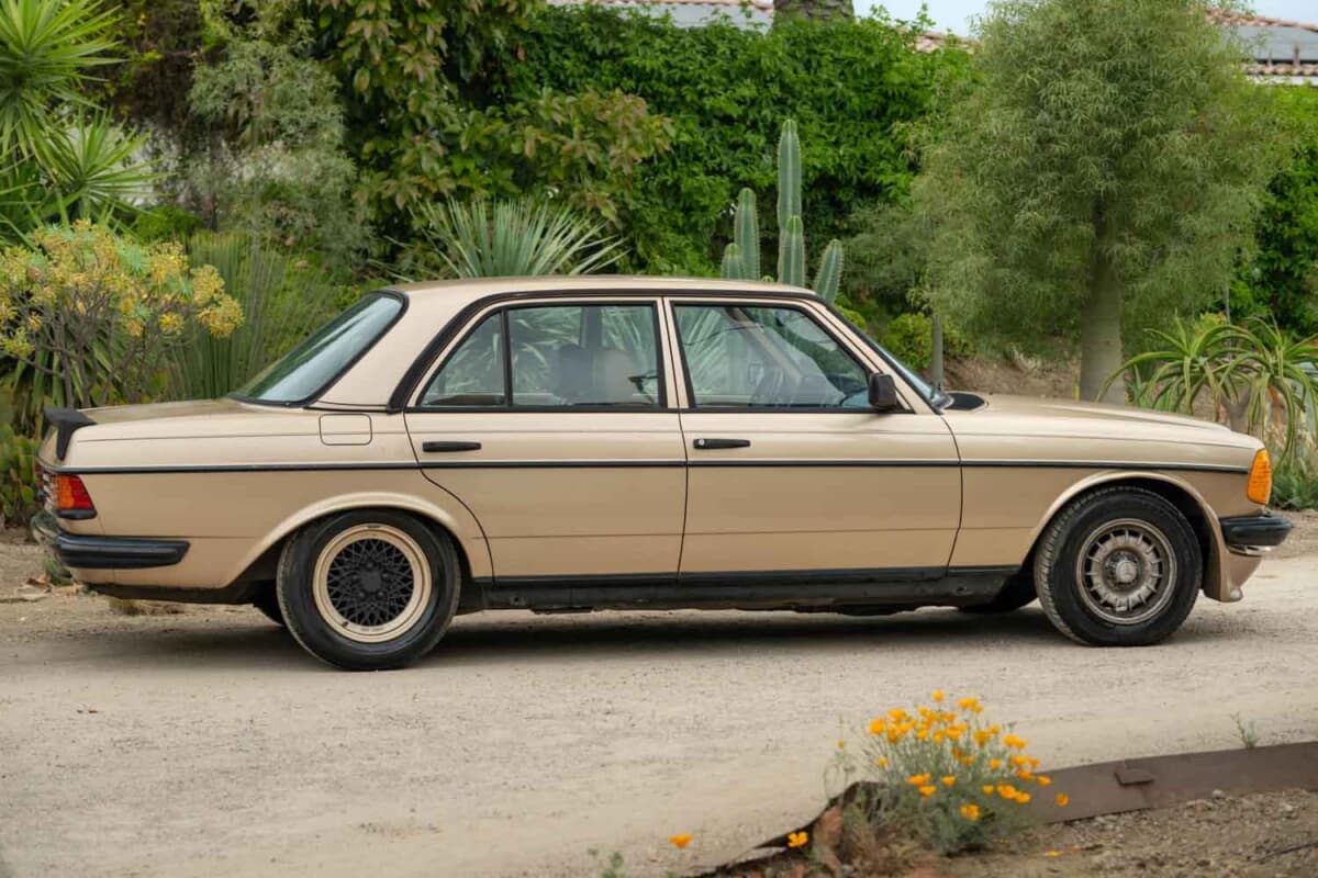 3万9100ドル（邦貨換算約624万円）で落札されたメルセデス・ベンツ「280 E AMG」（C）bonhams