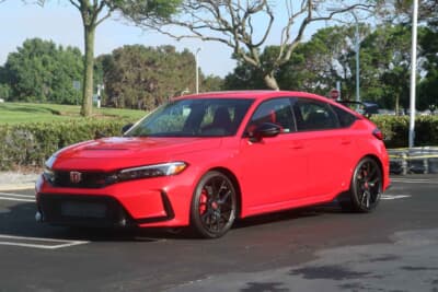 ホンダ シビック タイプR：ベースモデルと比べるとサイズアップしたタイヤを収めるためにフェンダーのフレアが拡大し、全高も少しだけ低められているから、このカットでの印象は大きく異なる