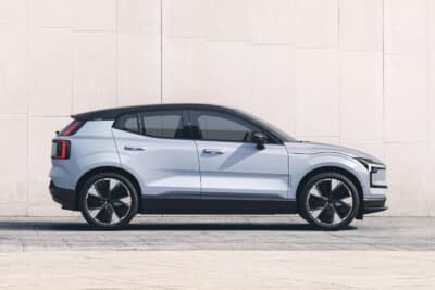 ボルボは当初2030年に全車としていたEVの比率を、2030年までに全生産車の90％以上をEV、もしくはPHEVとし、残りの10％をHVとする計画へと若干修正した。写真はボルボ EX30