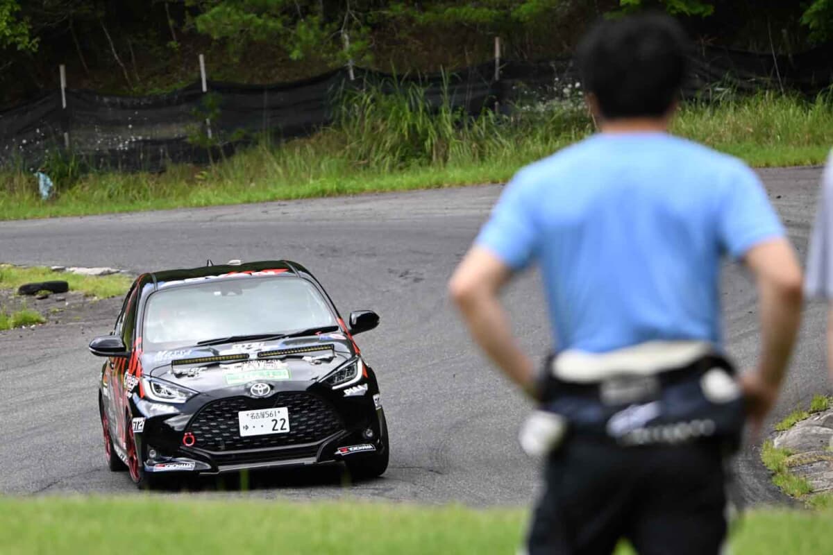 日下部保雄さんに自身の車両に乗ってもらって、コースサイドからそのラインを確認する清水選手