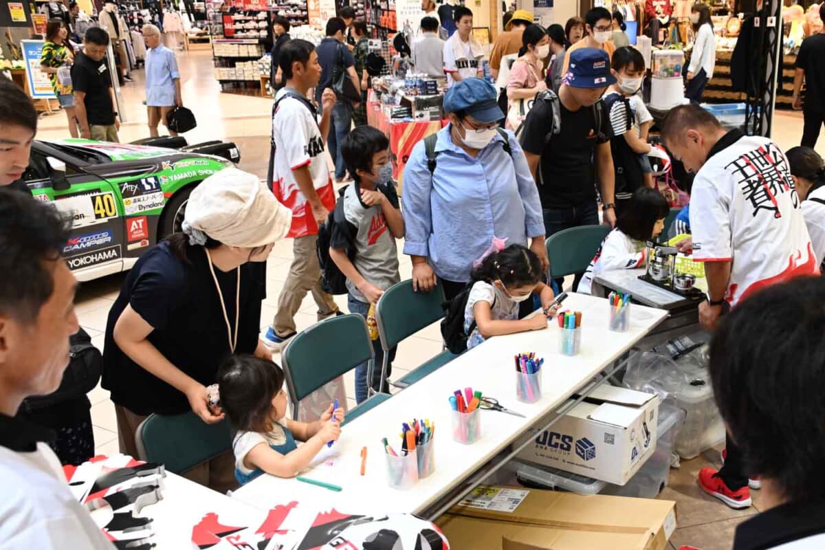 子どもたちに人気のペーパーヘルメットや缶バッジづくりの無料体験会も行われた