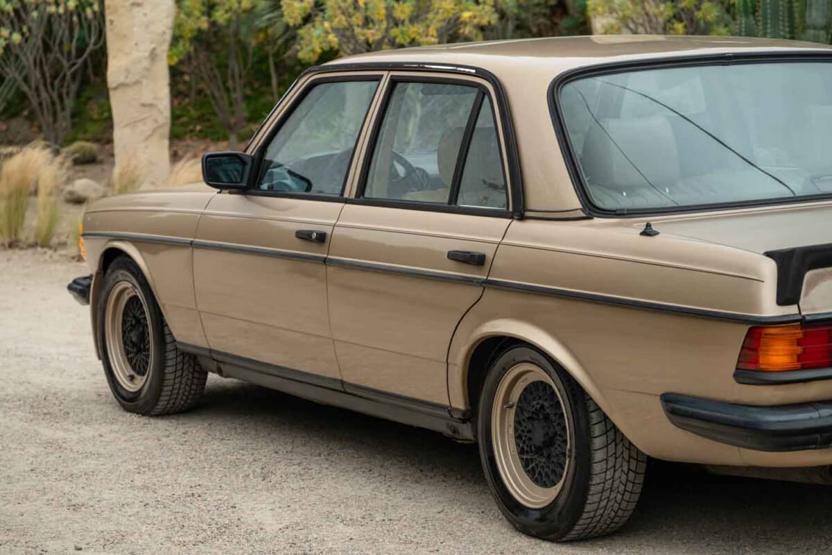 3万9100ドル（邦貨換算約624万円）で落札されたメルセデス・ベンツ「280 E AMG」（C）bonhams