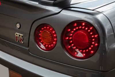 日産 R34 スカイラインGT-R：テールランプはLED化。2000年代に流行ったデザイン。GT-Rエンブレムは希少なゴールド