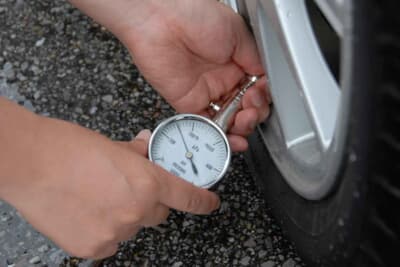 タイヤの空気圧は適正を保つことでハイドロプレーニング現象を防ぐことができる