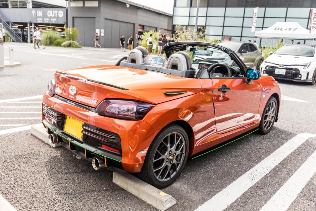 トヨタ コペンGR SPORT：トニコオレンジメタリックという鮮やかなオレンジのボディカラーをチョイスしている