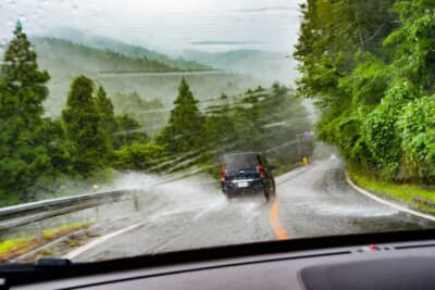 豪雨で山肌が地崩れする可能性がある。崖に近いワインディングからも早急に離れたほうがいい
