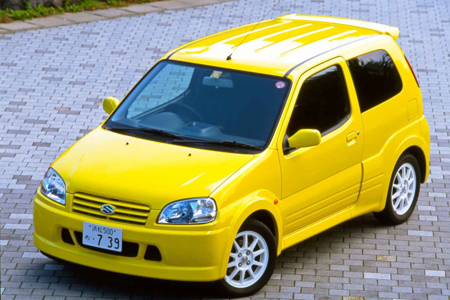 119万円で走りを楽しめる時代があった! 初代スズキ「スイフトスポーツ」は専用チューニングの本格ホットハッチでありながら超破格なお得な1台でし ...