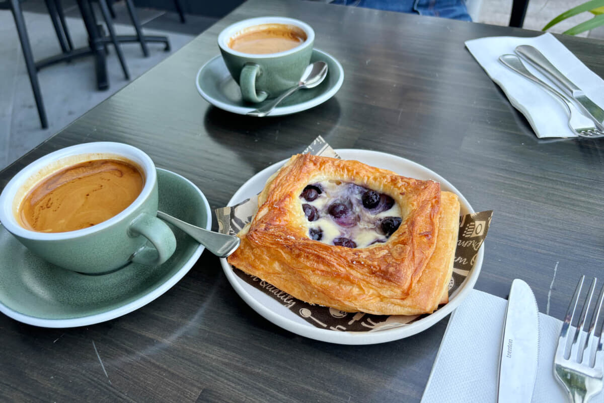 ダーウィンのカフェで朝食。気持ちのいい町だ