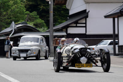 金山町の古い街並みにマッチしたファントムラリー2024の参加車両たち