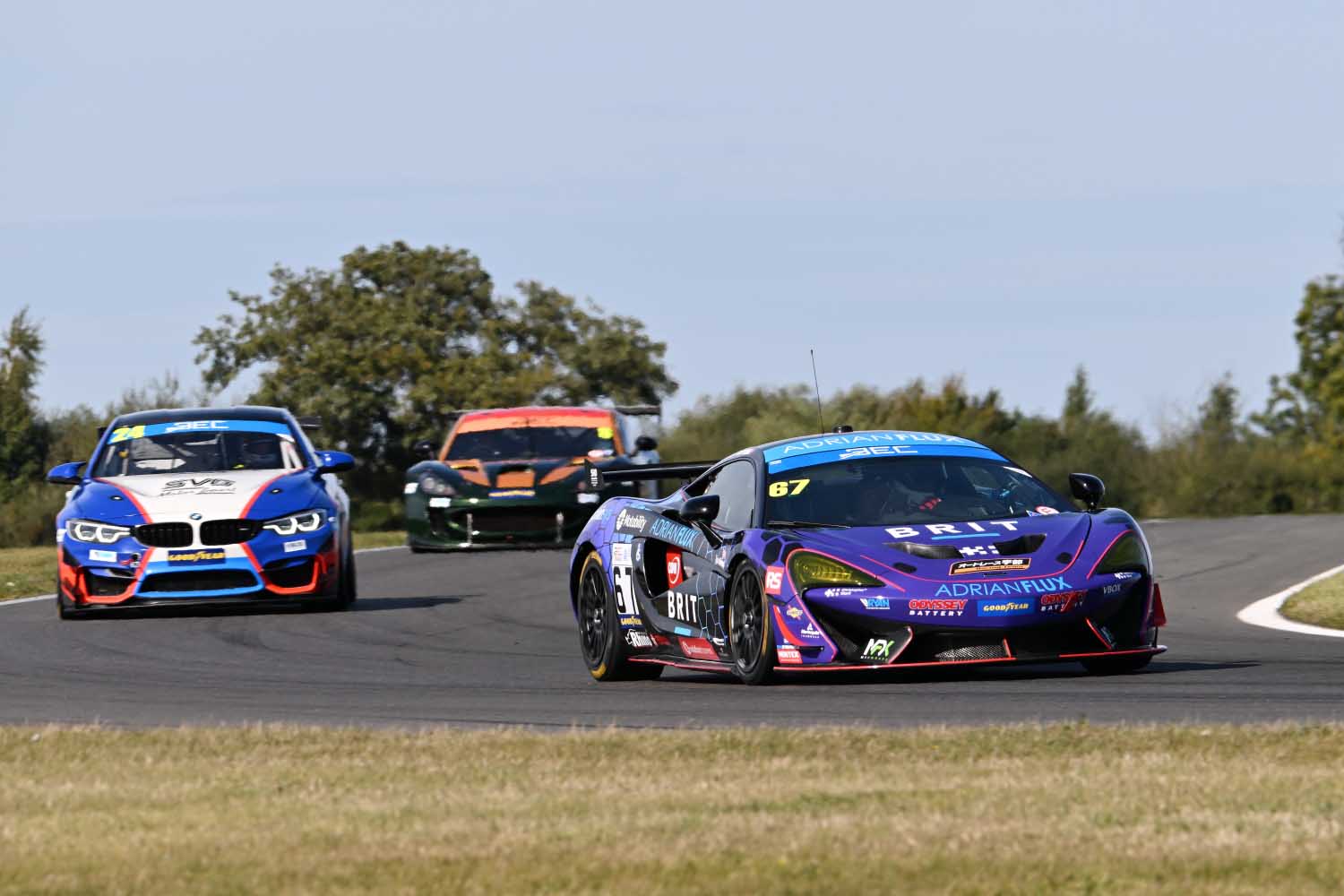 マクラーレン「570S GT4」2台で4名の車いすドライバーが表彰台に！ 青木拓磨選手が参加した英国の耐久レースは障がい者との共生が進んでいました