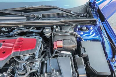 アキュラ インテグラ タイプS：いかにも剛性を「高めた感」のあるストラットタワー頭頂部や、遮熱対策（おそらくは）としてバッテリーをフルカバーしていたり、とかなり手の込んでいるインテグラ タイプSのエンジンルーム