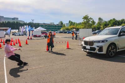 BMW X7をロープで引っ張り、ゴールラインまでのタイムを競う「親子でひっぱれ！BMWばん馬」