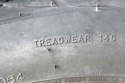 「TREADWEAR」（トレッドウェア＝TW）は耐摩耗性を数値化したもの