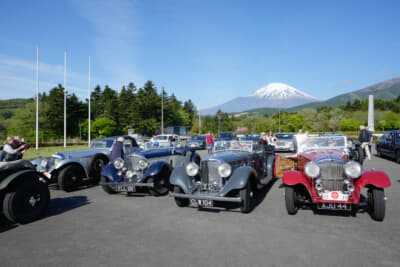 ロールス・ロイス傘下以降のダービー・ベントレーの一群が富士山を背景に並んだ