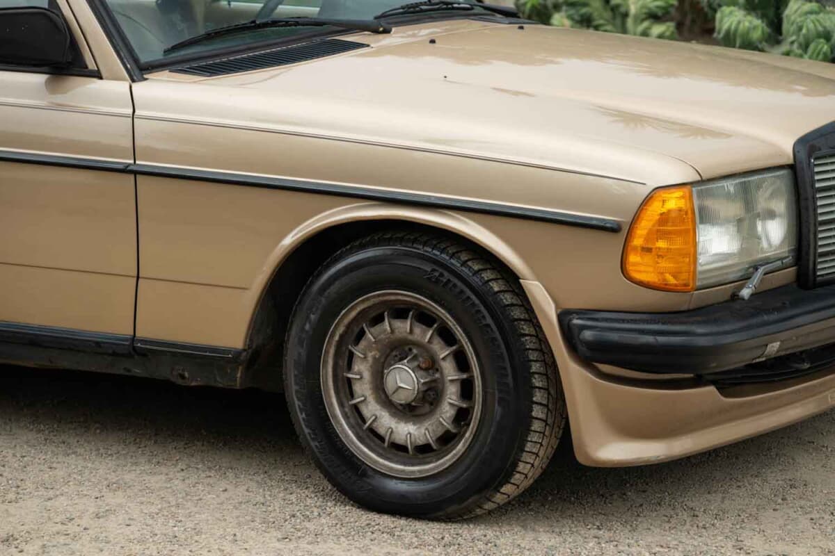 3万9100ドル（邦貨換算約624万円）で落札されたメルセデス・ベンツ「280 E AMG」（C）bonhams