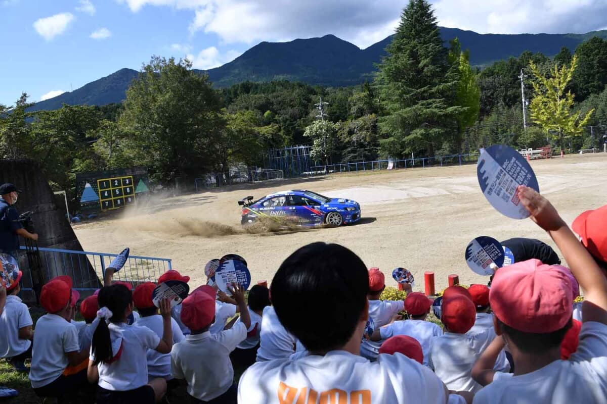 子どもたちの大きな歓声を受けながら疾走するラリーカー