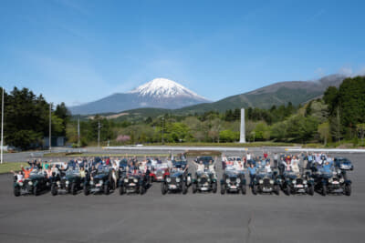 最終地横浜に向けた出発前、富士山を背景に記念撮影をするBENTLEY RISING SUN RALLY 2024のエントラントたち