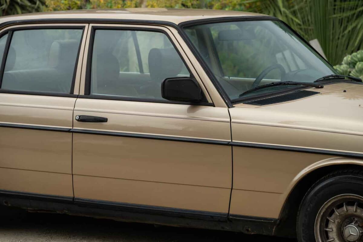 3万9100ドル（邦貨換算約624万円）で落札されたメルセデス・ベンツ「280 E AMG」（C）bonhams