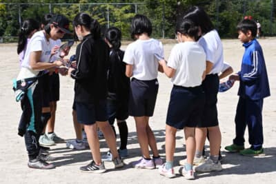 新井選手と槻島選手のサインをもらうことができたラッキーな児童も