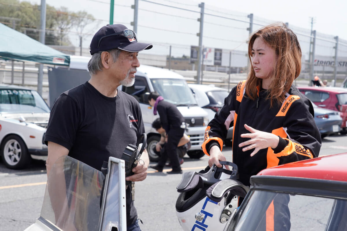 「やっぱりキャブ車ならではのアクセルコントロールが必要なんですね」。コースイン時、かぶらせてしまったという