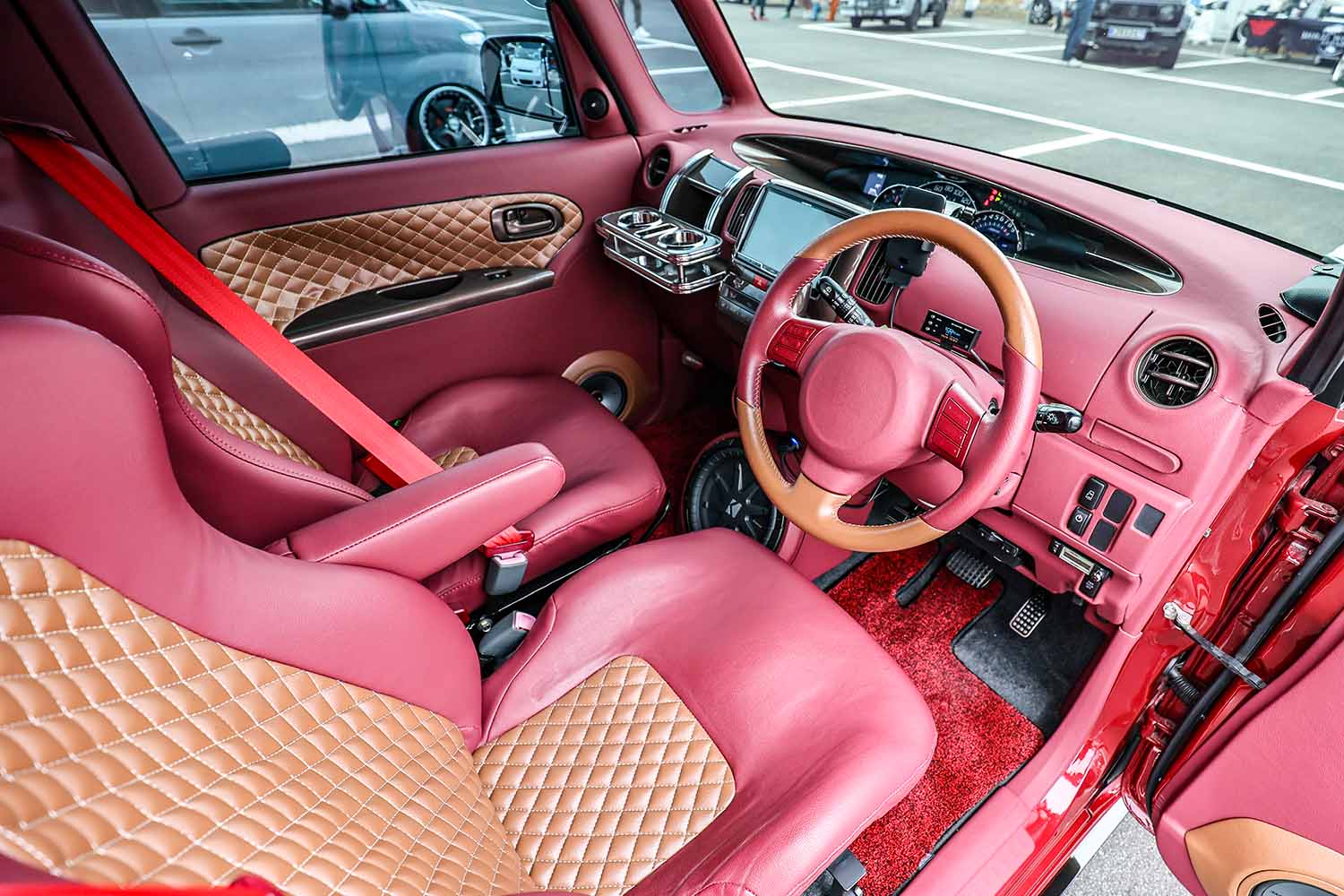 ダイハツ「タントカスタム」を内外装ワインレッドに統一！ ダイヤ