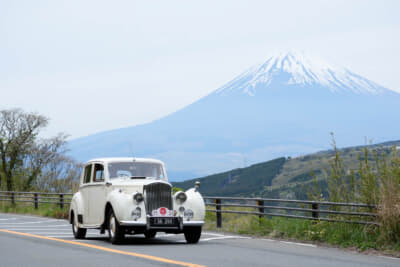 1950年型ベントレー マークⅥが富士山を背景に快走